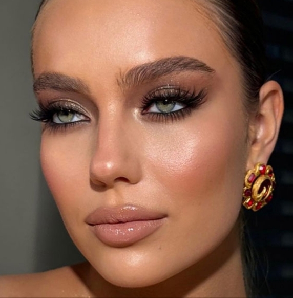 Too Faced Chocolate Bunny Matte Liquid Eyeshadow (Neutral Medium Brown) - Picture 7 of 12